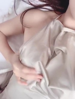 网红脸高颜气质车模【璐璐】电报群土豪定制，居家各种露脸淫荡自拍，洗澡自摸秀隐私部位特写 截图16