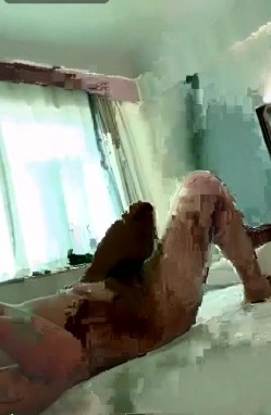 96年外表纯朴骨子很骚的美女背着男友宾馆偷约情人私会,女的主动边干边拍,男的屌真大操的美女哼哼唧唧直叫! 截图4