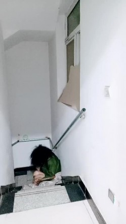剧情演绎要命的嫂子楼道里勾引要饭的傻子，揉奶玩逼口交大鸡巴，让傻子舔逼揉奶爆草，无套抽插内射中出刺激 截图3