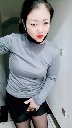 剧情演绎要命的嫂子楼道里勾引要饭的傻子，揉奶玩逼口交大鸡巴，让傻子舔逼揉奶爆草，无套抽插内射中出刺激 截图4