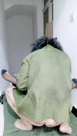 剧情演绎要命的嫂子楼道里勾引要饭的傻子，揉奶玩逼口交大鸡巴，让傻子舔逼揉奶爆草，无套抽插内射中出刺激 截图16