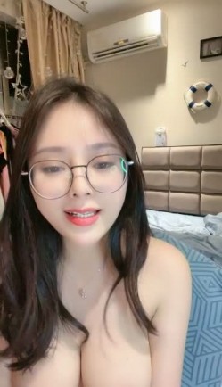 小妍~带着好闺蜜完美一起露三点~互相抚摸抓咪咪~挠骚BB~前凸后翘搞起来就是真的太舒服啦！ 截图13