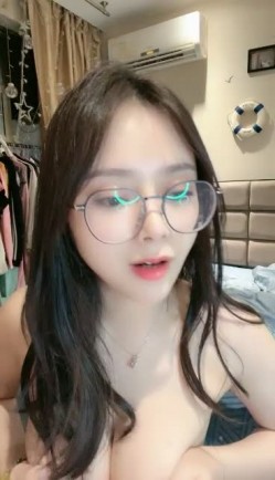 小妍~带着好闺蜜完美一起露三点~互相抚摸抓咪咪~挠骚BB~前凸后翘搞起来就是真的太舒服啦！ 截图14