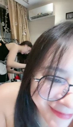 小妍~带着好闺蜜完美一起露三点~互相抚摸抓咪咪~挠骚BB~前凸后翘搞起来就是真的太舒服啦！ 截图15