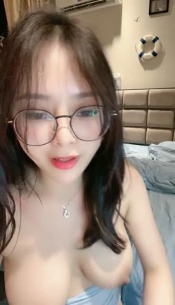 小妍~带着好闺蜜完美一起露三点~互相抚摸抓咪咪~挠骚BB~前凸后翘搞起来就是真的太舒服啦！ 截图16