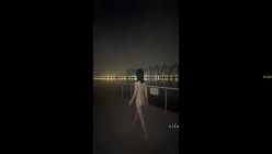 西蒙工作室-濑濑-苗条文静眼镜美少女各种户外场景大胆露出，天桥，江边，公园里，在人来人往的地方全裸露出，好刺激，差点被发现了~ 截图2