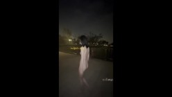 西蒙工作室-濑濑-苗条文静眼镜美少女各种户外场景大胆露出，天桥，江边，公园里，在人来人往的地方全裸露出，好刺激，差点被发现了~ 截图3