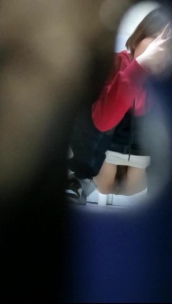 大神潜入办公楼女厕门缝偷拍4位美女同事嘘嘘 截图4