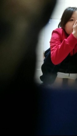 大神潜入办公楼女厕门缝偷拍4位美女同事嘘嘘 截图5