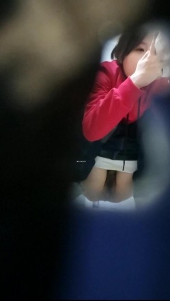 大神潜入办公楼女厕门缝偷拍4位美女同事嘘嘘 截图7