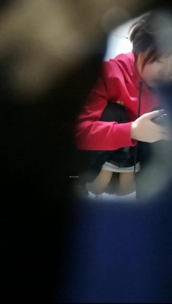 大神潜入办公楼女厕门缝偷拍4位美女同事嘘嘘 截图9