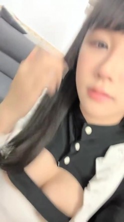 推荐！童颜女神~超级迷人~【京鱼儿】道具自慰~爽到起飞~！野外裸漏，对着粉穴和菊花狂拍，流白浆！！ 截图2