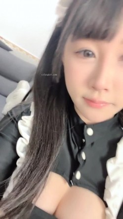 推荐！童颜女神~超级迷人~【京鱼儿】道具自慰~爽到起飞~！野外裸漏，对着粉穴和菊花狂拍，流白浆！！ 截图4