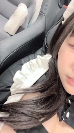 推荐！童颜女神~超级迷人~【京鱼儿】道具自慰~爽到起飞~！野外裸漏，对着粉穴和菊花狂拍，流白浆！！ 截图11