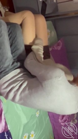 ️淫妻绿帽大神【家有娇妻】，看着老婆在我们婚房床上被前男友操，居然还让我给他们舔交处! 截图2