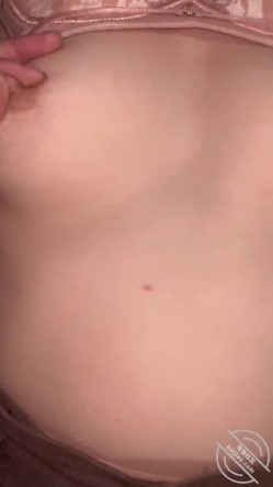 ️淫妻绿帽大神【家有娇妻】，看着老婆在我们婚房床上被前男友操，居然还让我给他们舔交处! 截图4