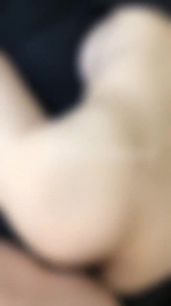 国产NTR淫乱夫妻【宅女艾儿】大量不雅自拍视图，肤白奶子大喜欢组织线下群P会 截图9