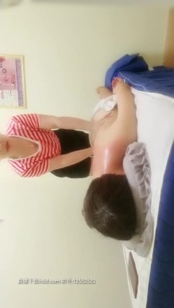 小区人妻的最爱，【真实良家胸部保养全程偷拍】，神似关之琳的按摩妹子，两个少妇上门，都露脸，带给你偷窥的快感 截图15