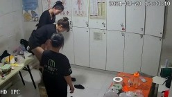 【破解摄像头】养生会所员工更衣室 各种丰满胸部黑丝美腿 截图2