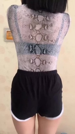 快手颜值少妇【媛猫儿】极品御姐榨精小鲜肉，好身材大长腿，足交圣体，逼肥奶圆 截图12