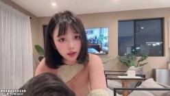 高颜值露脸甜妹!《你的VR女友》打视频视角做爱，骚骚的看着你，被别的男人干，双视角女上，大奶直逼你的眼球 截图4