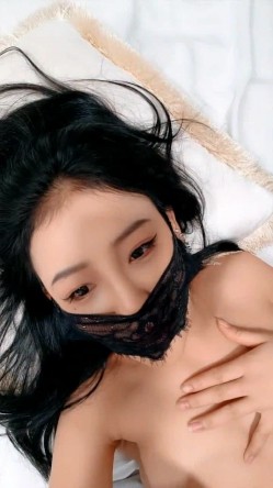 被大老黑干爽的极品少妇，黑丝情趣淫声荡语，被大老黑一插到底浪荡呻吟，多体位爆草蹂躏，尿尿给狼友看真骚 截图15