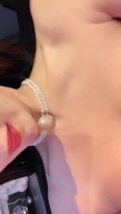 顶级名媛女神下海 薇可儿 大长美腿蜜桃臀和极品名器一线天馒头穴 完美尤物 截图1