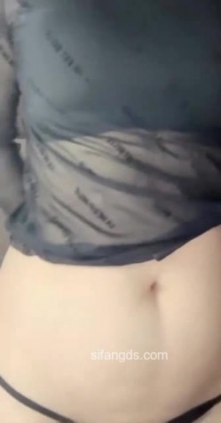 抖音极品熟女【蓝姐姐】隔壁精致的阿姨，道具自慰，大尺度掰逼展示，喜欢靓熟女的不可错过 截图2