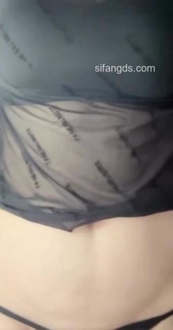 抖音极品熟女【蓝姐姐】隔壁精致的阿姨，道具自慰，大尺度掰逼展示，喜欢靓熟女的不可错过 截图3