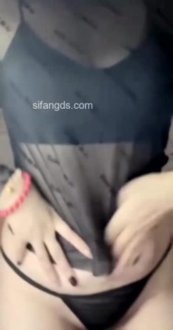 抖音极品熟女【蓝姐姐】隔壁精致的阿姨，道具自慰，大尺度掰逼展示，喜欢靓熟女的不可错过 截图13