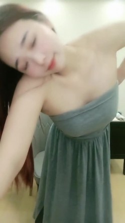 刚下海的小仙女，【小野马】，护士装，00后好身材大奶子，拿着玩具把自己捅 截图12