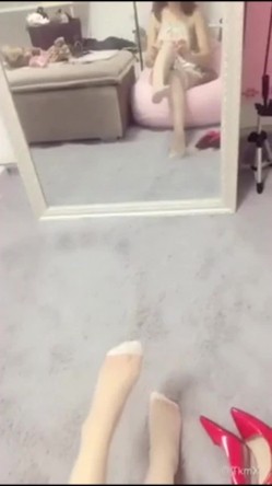 和白丝袜白高跟极品骚浪嫂子在出租屋足交做爱 玩刺激镜前骑乘无套抽插顶操 没忍住内射中出了 截图1