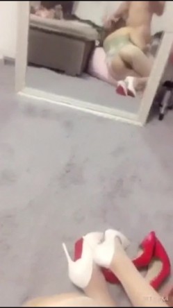 和白丝袜白高跟极品骚浪嫂子在出租屋足交做爱 玩刺激镜前骑乘无套抽插顶操 没忍住内射中出了 截图5