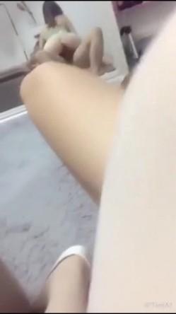 和白丝袜白高跟极品骚浪嫂子在出租屋足交做爱 玩刺激镜前骑乘无套抽插顶操 没忍住内射中出了 截图15