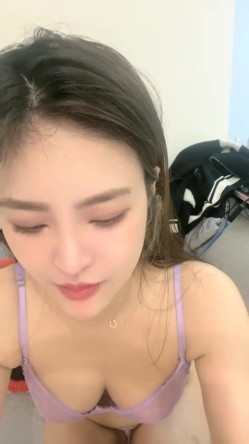 新女神下海！超美网红脸~【雪花糕】高跟丝袜~道具自慰！圆润翘臀撅起来，小逼逼真是漂亮 截图5