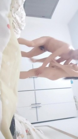 良家小少妇被大哥调教的真心不错，温柔的舔弄大鸡巴给狼友看，激情上位喂大哥吃奶子，无套爆草抽插内射中出 截图4