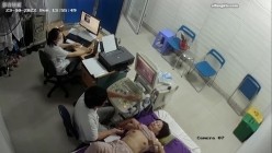 黑客破解医院妇科监控摄像头偷拍 男医生做B超阴超磨蹭温柔插入眼镜少妇不好意思看 截图1