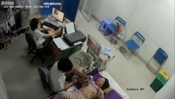 黑客破解医院妇科监控摄像头偷拍 男医生做B超阴超磨蹭温柔插入眼镜少妇不好意思看 截图2