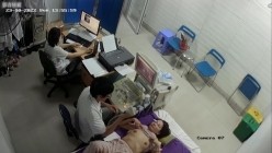 黑客破解医院妇科监控摄像头偷拍 男医生做B超阴超磨蹭温柔插入眼镜少妇不好意思看 截图3