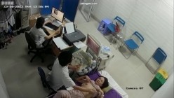 黑客破解医院妇科监控摄像头偷拍 男医生做B超阴超磨蹭温柔插入眼镜少妇不好意思看 截图4