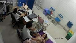黑客破解医院妇科监控摄像头偷拍 男医生做B超阴超磨蹭温柔插入眼镜少妇不好意思看 截图5