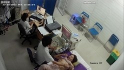 黑客破解医院妇科监控摄像头偷拍 男医生做B超阴超磨蹭温柔插入眼镜少妇不好意思看 截图6