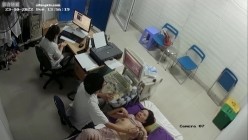 黑客破解医院妇科监控摄像头偷拍 男医生做B超阴超磨蹭温柔插入眼镜少妇不好意思看 截图7