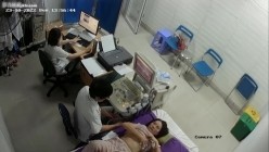 黑客破解医院妇科监控摄像头偷拍 男医生做B超阴超磨蹭温柔插入眼镜少妇不好意思看 截图12