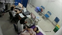 黑客破解医院妇科监控摄像头偷拍 男医生做B超阴超磨蹭温柔插入眼镜少妇不好意思看 截图13