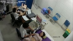 黑客破解医院妇科监控摄像头偷拍 男医生做B超阴超磨蹭温柔插入眼镜少妇不好意思看 截图14