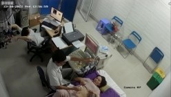 黑客破解医院妇科监控摄像头偷拍 男医生做B超阴超磨蹭温柔插入眼镜少妇不好意思看 截图15
