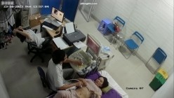 黑客破解医院妇科监控摄像头偷拍 男医生做B超阴超磨蹭温柔插入眼镜少妇不好意思看 截图16