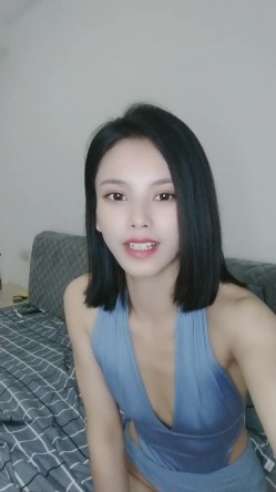 外表英气苗条小姐姐！收费房操逼！灵活小舌头舔屌，扛起双腿爆插，搞完道具假屌自慰 截图2