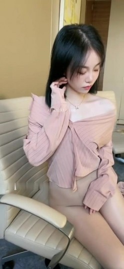 美术老师兼秀人网女神模特【一颗甜蛋黄a】土豪私人订制露三点假屌自慰反差类型的宝藏女孩 截图1